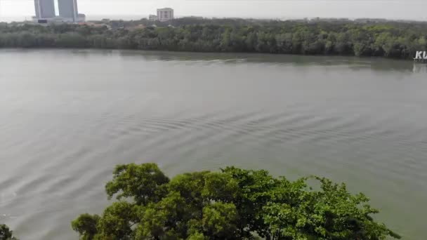 Flygfoto Kuantan River Med Gångväg Sidan Och Parkerade Bilar Luta — Stockvideo