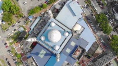 Güneşli bir günde Kuantan Malezya 'da Güzel Mavi İslami Cami