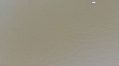 Yeşil Nehir Kıyısında Parlak Renkli Tekneler 