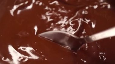 Çikolata, bir kase çikolatalı Ganache 'nin içine serpiştiriliyor..