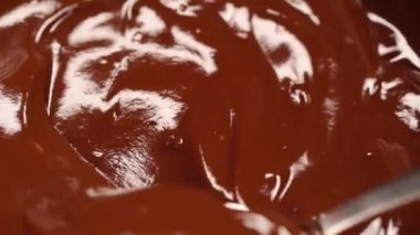 Çikolatalı Ganache Çikolata Şekeri Çikolata Havuzu 'na Çiselemek İçin Buzlu