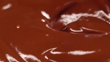 Kremalı çikolatalı Ganache kaşıkla kıvrılıp kaldırıldı. Çok yakın çekim.