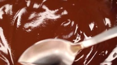 Çikolata girdabının içine serpiştirilmiş ipek çikolatalı buzlu dondurma.