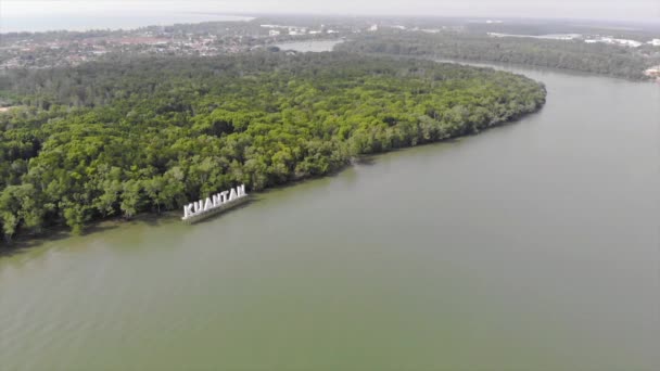 Rio Kuantan Dia Claro Com Vegetação Fundo Pão Lento Direita — Vídeo de Stock
