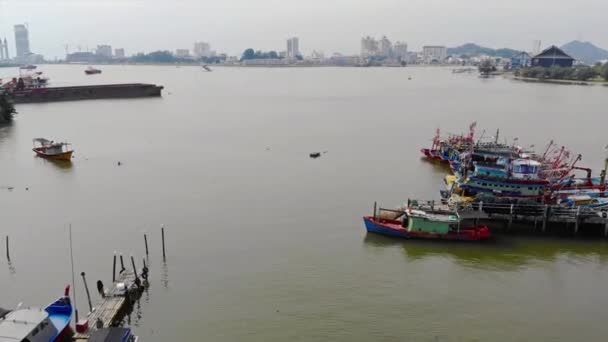 船屋附近海洋捕鱼区的航景 — 图库视频影像