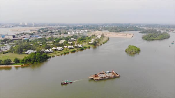 Loď Tahání Větší Loď Přes Oceán Domy Pozadí — Stock video