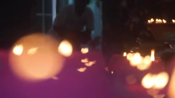 Luci Candela Sfocate Candele Fiori Rosa — Video Stock