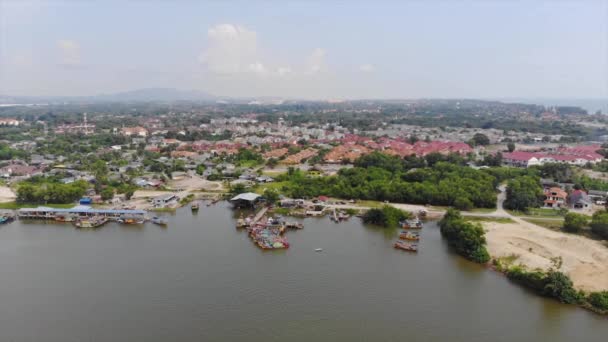 Día Claro Horizonte Kuala Terengganu Con Barcos Edificios Colores Continuación — Vídeo de stock