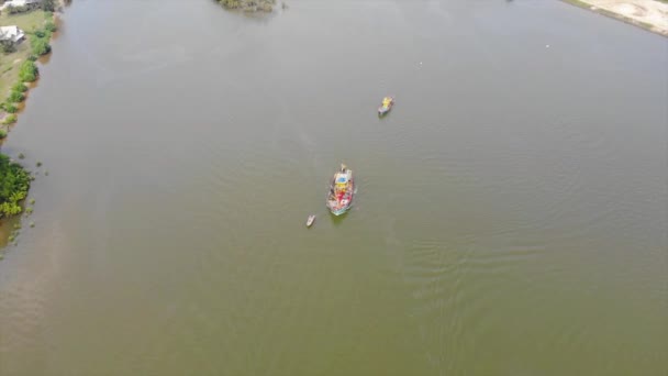 Kolorowa Łódka Rybacka Fresh Water Ciągnąca Kolejną Łódkę Zielonej Rzece — Wideo stockowe