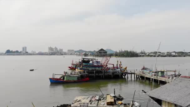 海岸近くに停泊する大型多色漁船 — ストック動画