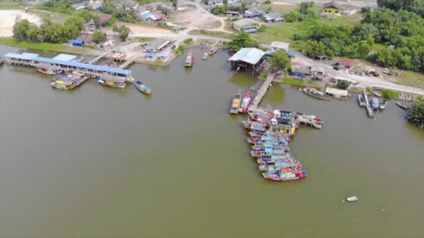 Багатокольорові Човни Біля Затоки Море Зеленій Воді — стокове відео