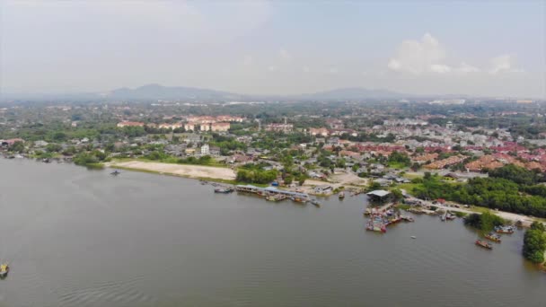 Río Terengganu Con Barcos Pesca Agua Dulce Pequeñas Casas Tierra — Vídeos de Stock