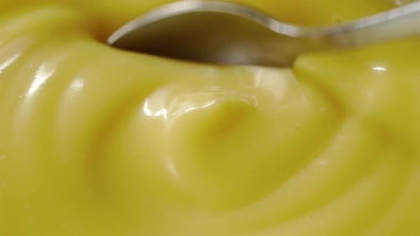 Vanilkový Pudink Naplnění Drizzled Mísy Bílé Čokolády Dobroty Extrémní Close — Stock video