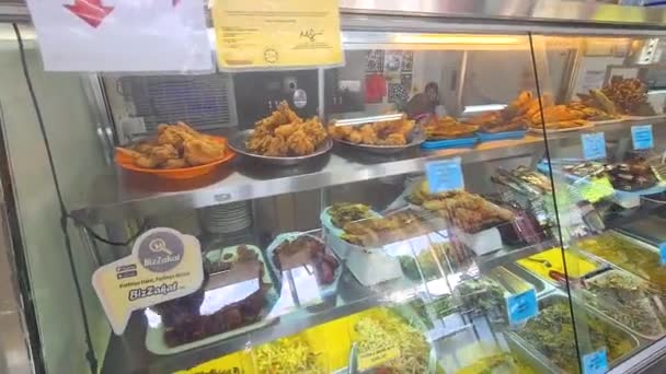 Surtido Alimentos Fritos Verduras Vendidas Restaurante Malayo — Vídeo de stock