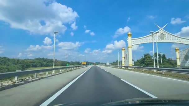 明るい青空の下で空の道をドライブ — ストック動画