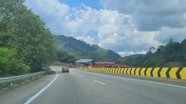 Conducir Calle Con Pequeños Cobertizos Largo Carretera — Vídeos de Stock