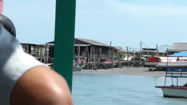 Tekne Manevrası Sırasında Arkadan Gelen Adam — Stok video
