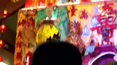 Renkli Odada Yankı Çalan Adam