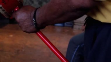 Renkli Odada Yankı Çalan Adam 