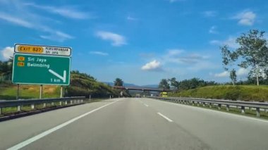 Temiz Bulutsuz Gökyüzü ve Yeşil Ağaçlı Malezya 'da Boş Yollar