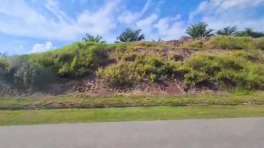 Güneşli bir günde, yüksek tepenin yanından geçerken soldan sağa dön.