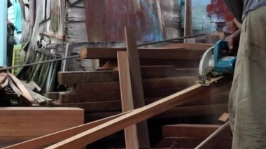 Man Sanding Wood Kullanım Makinesi