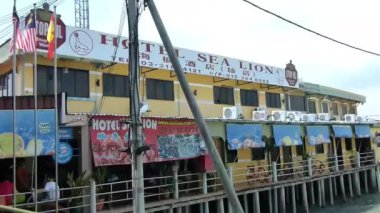  Limanın yanında Yürüyen Adam - Pan - Sağdan Sola.