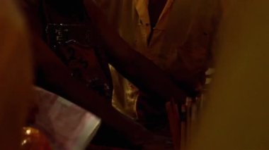 Ayin sırasında erkekler yakın kağıt ve boya fırçaları - el bilgisayarı