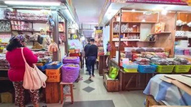 Beyaz ışıklı Asya Marketi Şekerden Parçalanmış Et 'e kadar değişen Malezya Kazmaları satıyor 