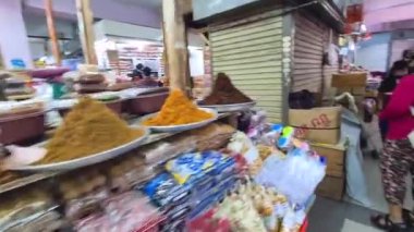 Coronavirüs salgını sırasında Kota Bharu Malezya 'da kapalı pazar yerinde yoğun..