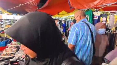  Malezya 'da yoğun bir gece pazarı var. İnsanlar salgın sırasında maskelerini takmadan dolaşıyorlar.
