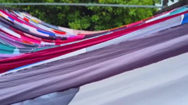 Renkli Geleneksel Malezya Mantarı Batik Kumaşı Kurumak için Güneş Altında Sarkan Sağdan Sola.