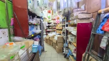 Asya 'daki Kompakt Mart Kutular ve Market Ögeleriyle Doludur - Dolly İleri