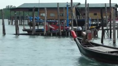 Limanın yakınındaki Teknede İnsanlar