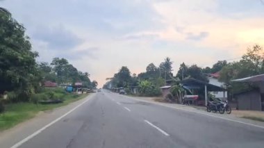 Yoğun yeşillik ve küçük barakalarla çevrili küçük kasabadan hızlı bir şekilde geçeceğiz..