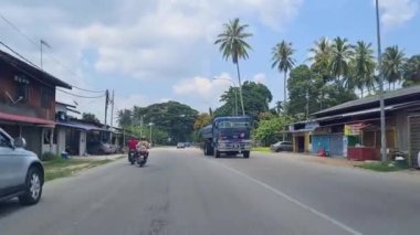 Yeşil Ağaçlar ve Dar Yollarla Kota Bharu Malezya 'da kırsal alandan geçmek