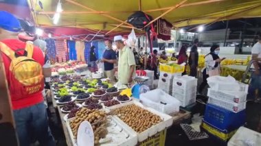  Meyve Satıcısı Bir Gece Marketinde Üzüm ve Longan Satıyor - Geniş.