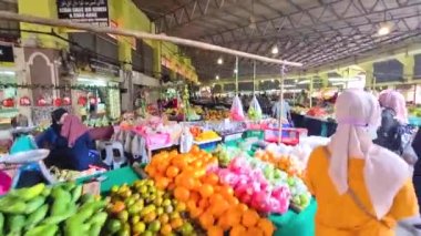  Büyük Salon Marketi Meyve ve Sebze Varyasyonları Satıyor..