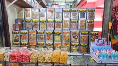 Malezya Tatlıları ve Krakerleri Bir Markette Paketlenmiş.