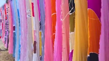 Çok Renkli Kain Corak Batik Giysileri Malezya 'da geleneksel olarak Güneş Altında Kurutuluyor.