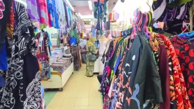 Kain Batik Corak 'a Geleneksel Malezya Giysi Stili Satış Dükkanı Dar Koridoru - Sağdan Sola