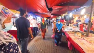 Coronavirüs salgını sırasında Malezya 'daki Gece Pazarı ağzına kadar dolu..