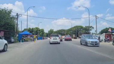 Kota Bharu Kelantan Malezya 'nın varoşlarında Dar yolda Kum ve ağaçlarla çevrili 
