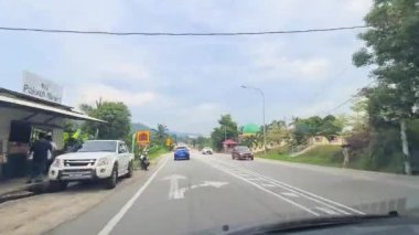 Güneydoğu Asya 'nın kırsal kesimlerinden geçen yol çevresi yeşilliklerle çevrili Long Street - Dolly Forward