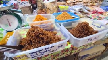 Parçalanmış et, Kota Bharu 'da bir markette satılan bir küvette servis ediliyor.