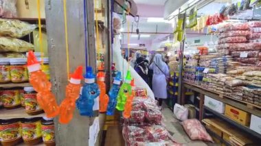 Kota Bharu 'daki Küçük Kapalı Market Yerel Malzemeleri Satıyor