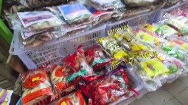Çeşitli krakerler, kızarmış yiyecekler ve şeker paketlendi ve yerel bir markette satıldı. 