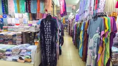 Canlı Renkli Geleneksel Malezya Kıyafetleri - Geniş.
