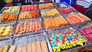 Sosislerden, nuggetlardan, çubuktaki tofulardan, sokak yemeklerinde pişirilmeye hazır yiyeceklerden, sağdan sola doğru çevirin.