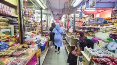 Dar koridorlar ve beyaz ışıklarla küçük kapalı marketlerde dolaşmak çeşitli yiyeceklerle pudralanıyor..